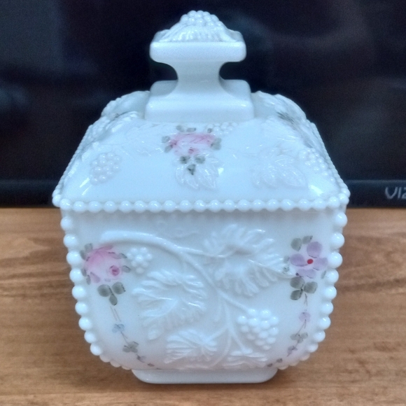Vintage Pembroke Antique White Milk Glass Candy Dish w/lid - Picture 9 of 9